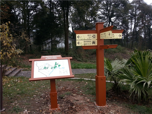 在現代大城市或一些鄉村道路上，合理的價格路標隨處可見。盡管人們在日常生活中并不太注意他們，但大多數時候他們會快速瀏覽一下，獲取他們需要的信息，然后離開。甚至一些未開化的人也樂于破壞這種公共物品。為了引起人們對導視牌的注意，我們來介紹一下導視牌的具體功能。  首先，導視牌最基本的功能是作為路標和導游卡，向來往的人們傳達各種信息，主要包括重要場所的內部結構、周圍道路和交通狀況的說明，以便人們能夠獨立、快速地找到正確的前進方向，這在高速公路或國道上是常見的。不僅如此，它還可以作為一些著名旅游景點附近建筑的文化背景介紹或名人身份介紹的載體，有利于豐富游客的文化背景知識，是一種優秀的文化宣傳手段。此外，標有“禁止”字樣的標識，如:禁止吸煙、禁止大聲喧嘩、禁止攝影等。有利于維護公共秩序，明確告知群眾哪些行為是不允許的，并對公眾產生約束作用。  其次，著名的導向標識也是美化和豐富空間環境的工具。它可以填補視覺空白，同時還可以調節和緩解公眾的視覺疲勞。一些路標將被設計得漂亮可愛，這實際上是對環境的一種點綴，使周圍的環境更加充滿活力和新鮮。眾所周知，如果你在高速公路上開很長時間，你會很累，因為周圍環境太單一。 然而，導向標識可以給司機提供一定的距離或各種各樣的當地信息，這可以使每個人的注意力暫時轉移，并很容易引起與車內乘客的話題?？偠灾?，導視牌在人們的日常生活中非常重要。沒有它，人們將很難找到前進的正確方向，空間環境將不會豐富和美麗。  因此，平時人們應該愛護公共場所的導向標識，不要讓它們成為自己享樂的代價，充分發揮它們的使用價值。